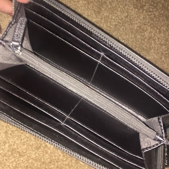 Michael Kors wallet like new - Picture 2 of 2